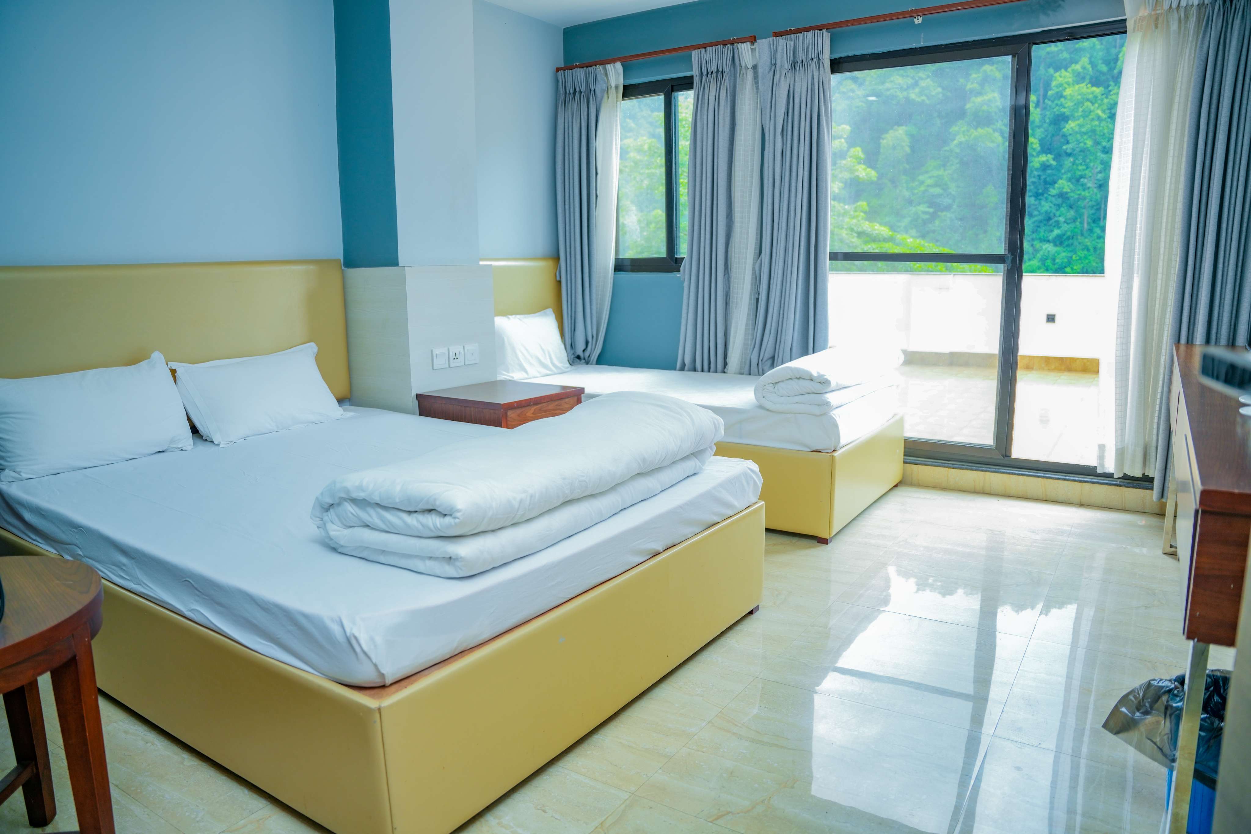 Semi Deluxe Suite